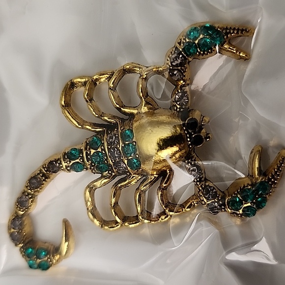 Stunning Scorpion Brooch Bejeweled with Blue Gemstones Antique Gold - Picture 1 of 3